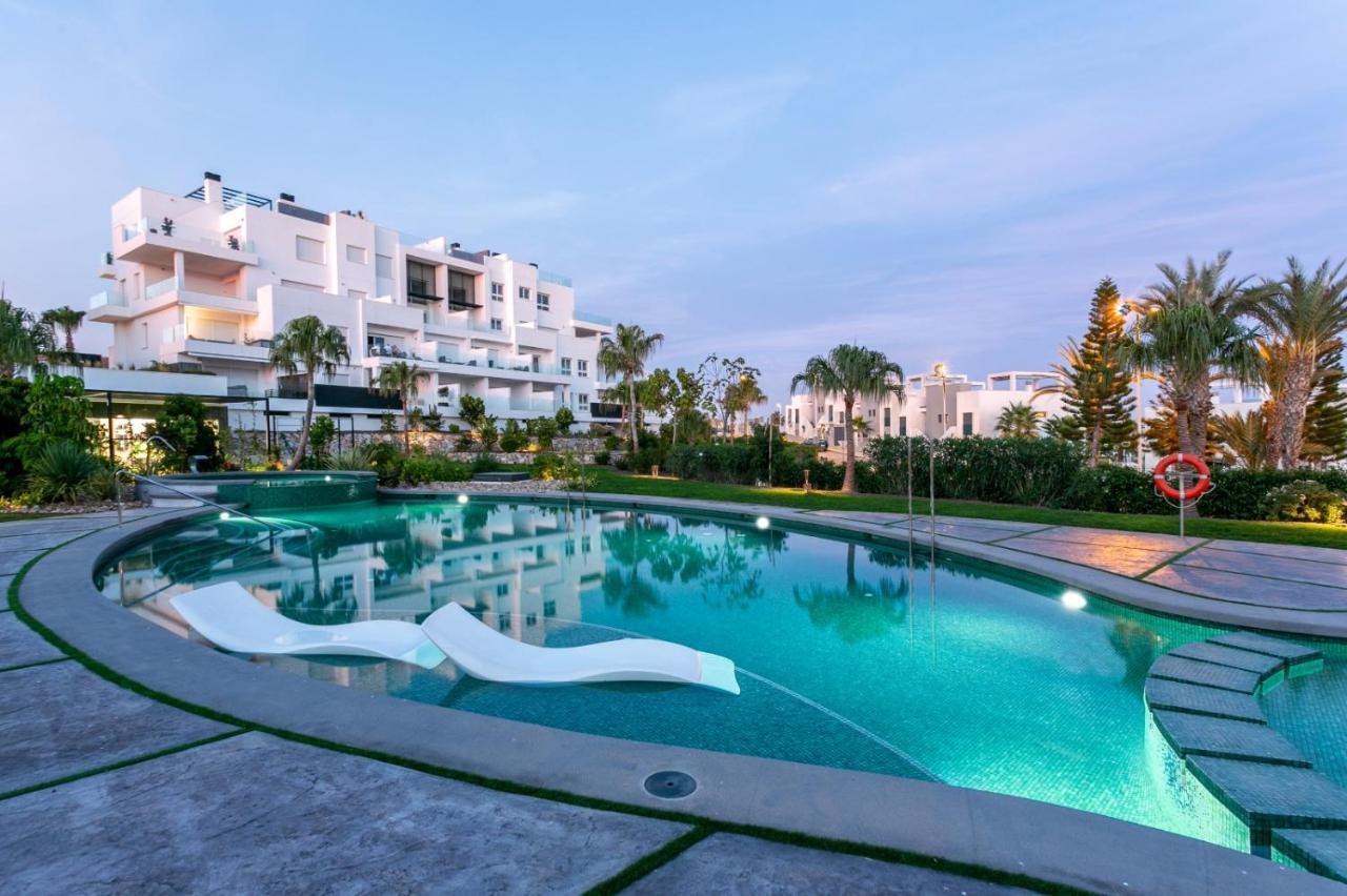 Nice 2 Bedroom Bali Apartment With Sea Views Torrevieja Extérieur photo